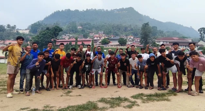 Kontingen sepak bola PSSI Kota Sawahlunto foto bersama sebelum berlaga di Porprov XVI Sumbar di Kabupaten Padang Pariaman